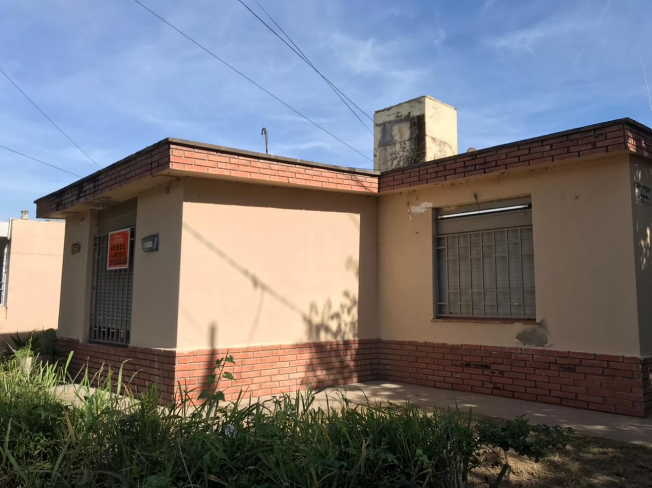 LOS GRANADOS, EXCELENTE VIVIENDA ESQUINA, BUEN ENTORNO "APTA CREDITO".- 