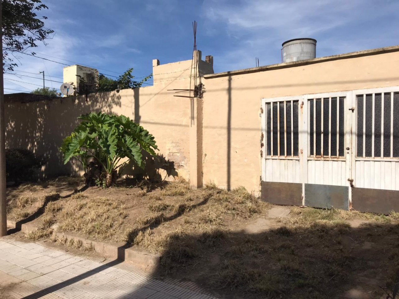 LOS GRANADOS, EXCELENTE VIVIENDA ESQUINA, BUEN ENTORNO "APTA CREDITO".- 