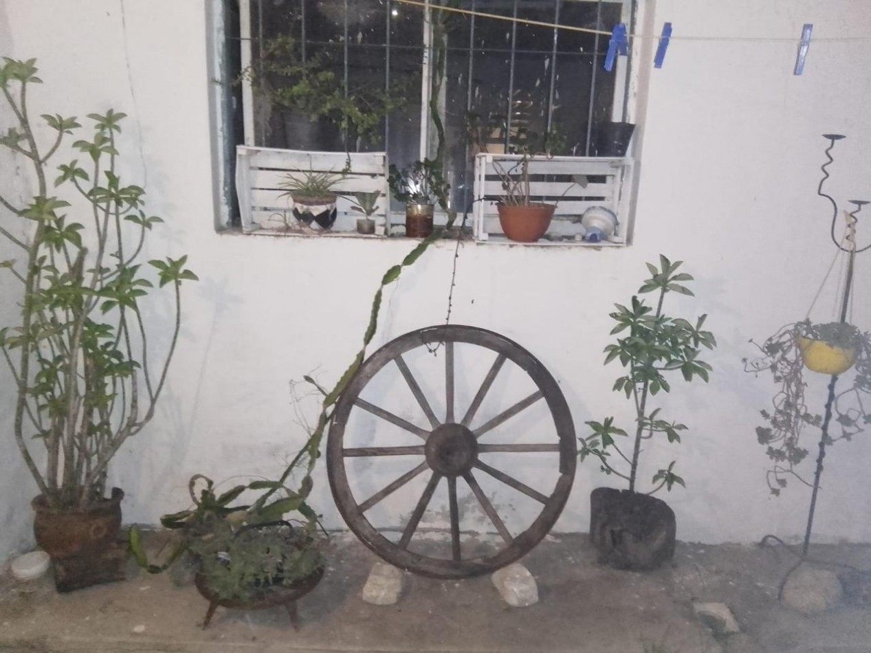 LOS GRANADOS, EXCELENTE VIVIENDA ESQUINA, BUEN ENTORNO "APTA CREDITO".- 