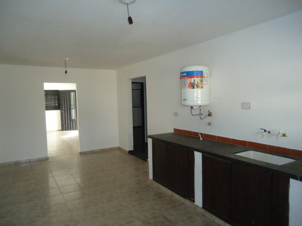 Se alquila casa en Barrio Sacchi, LINDA ZONA ( PEGADO A BARRIO CARRARA DE HORIZONTE)