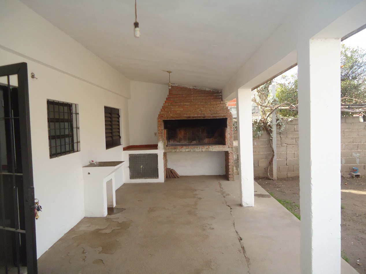 Se alquila casa en Barrio Sacchi, LINDA ZONA ( PEGADO A BARRIO CARRARA DE HORIZONTE)