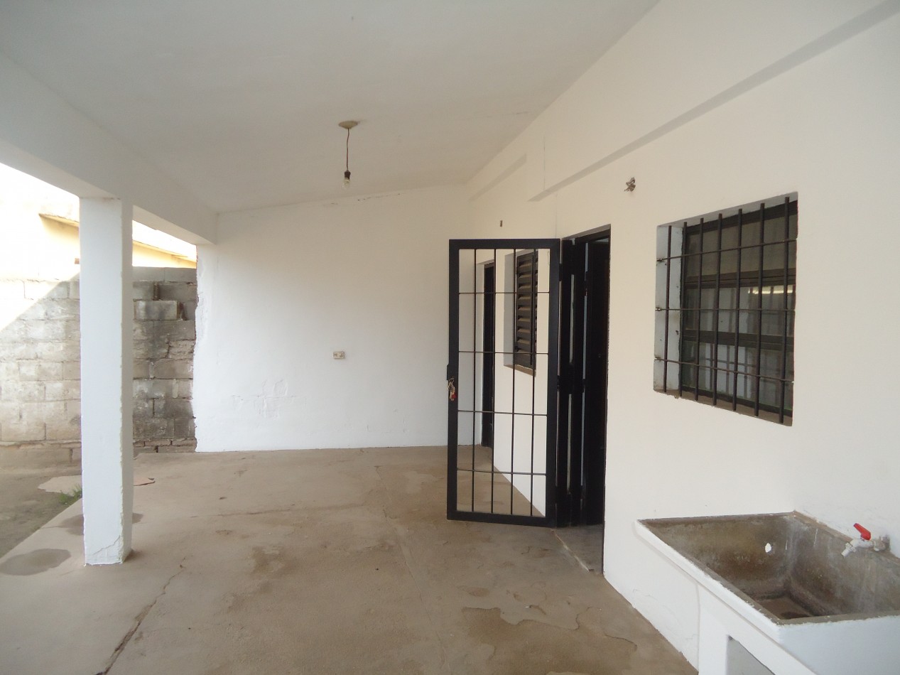 Se alquila casa en Barrio Sacchi, LINDA ZONA ( PEGADO A BARRIO CARRARA DE HORIZONTE)