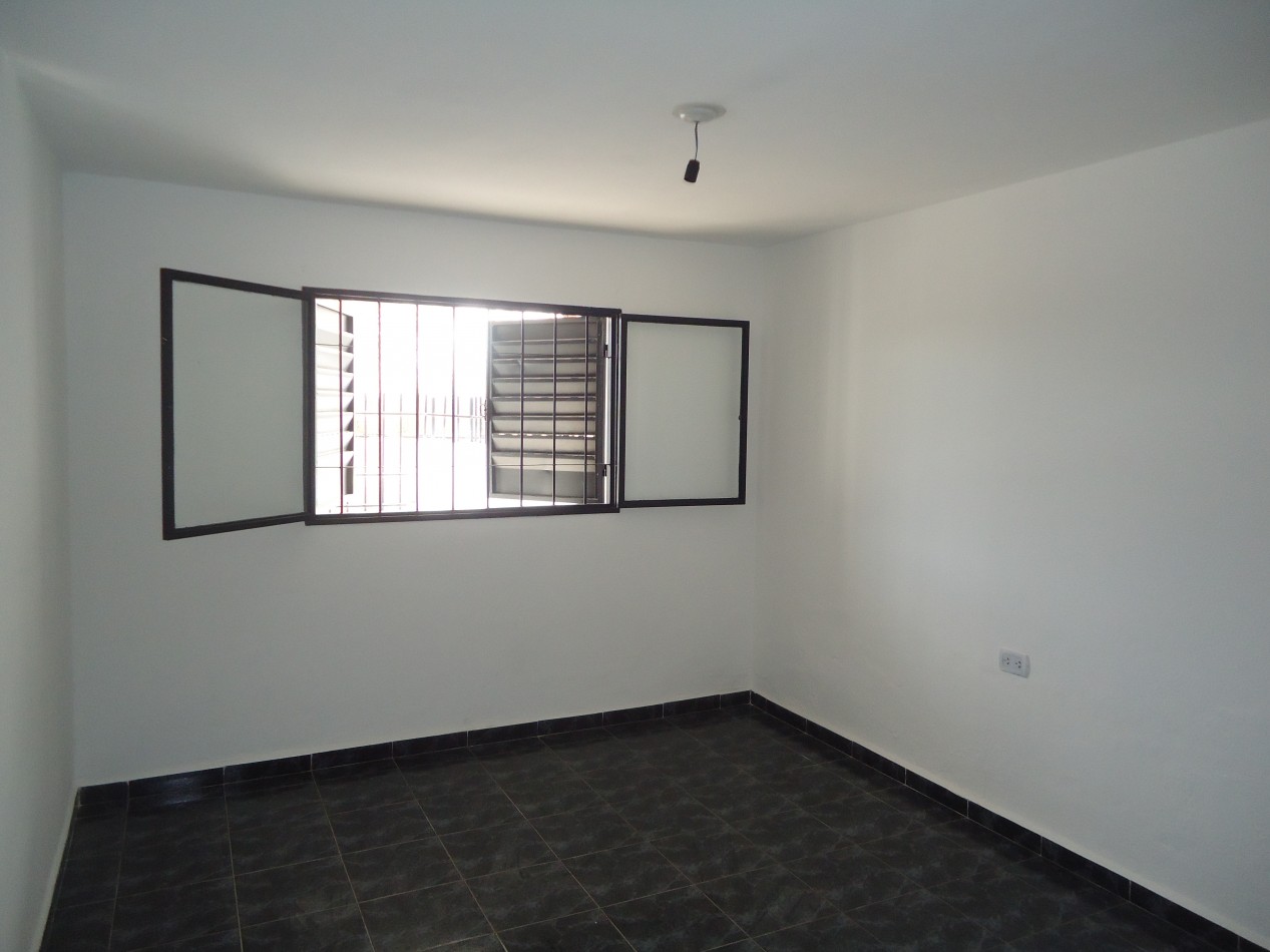 Se alquila casa en Barrio Sacchi, LINDA ZONA ( PEGADO A BARRIO CARRARA DE HORIZONTE)