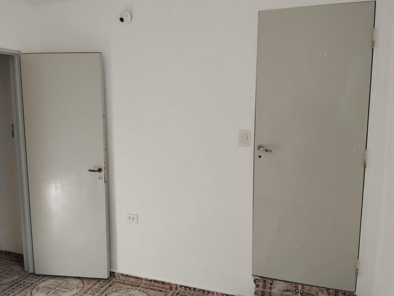 Alberdi, casa interna sobre calle principal del barrio.- 