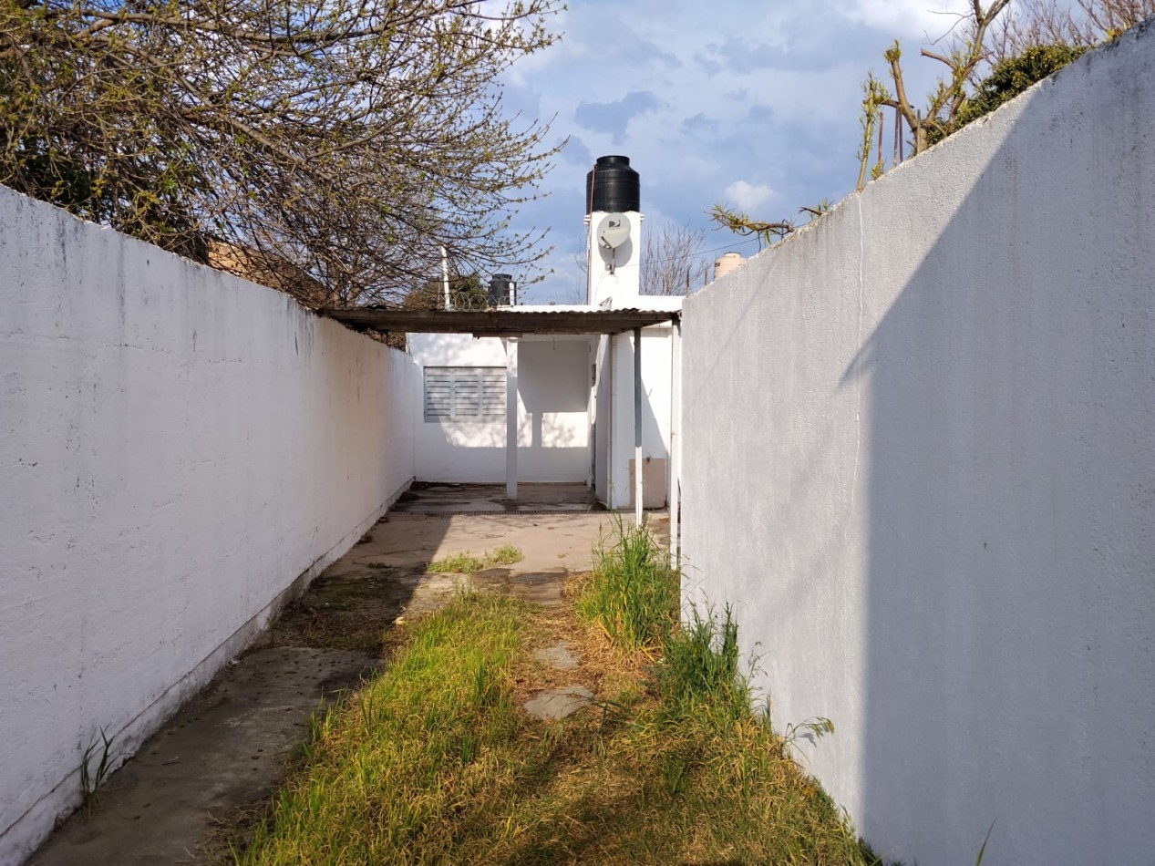 Alberdi, casa interna sobre calle principal del barrio.- 