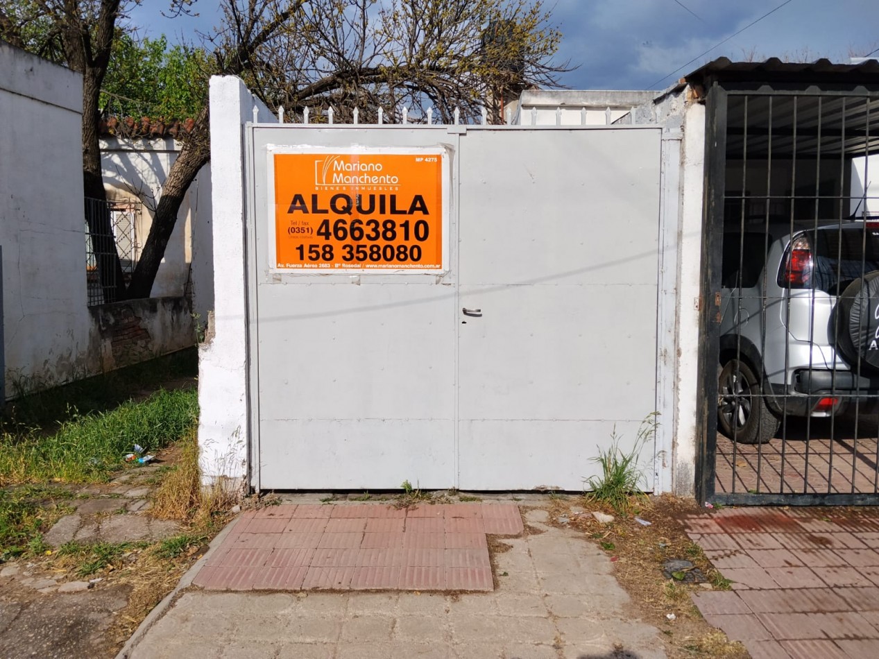 Alberdi, casa interna sobre calle principal del barrio.- 