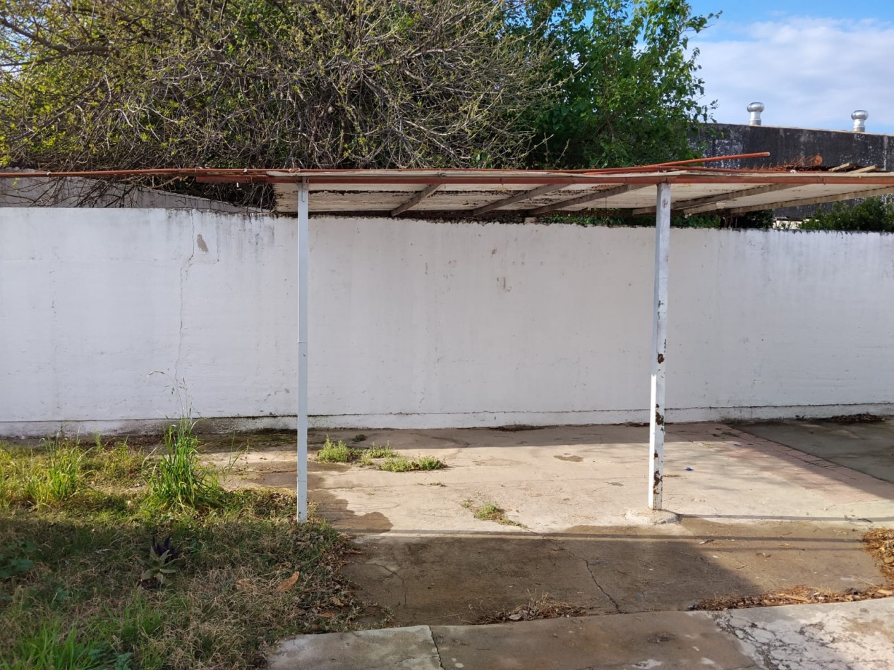 Alberdi, casa interna sobre calle principal del barrio.- 
