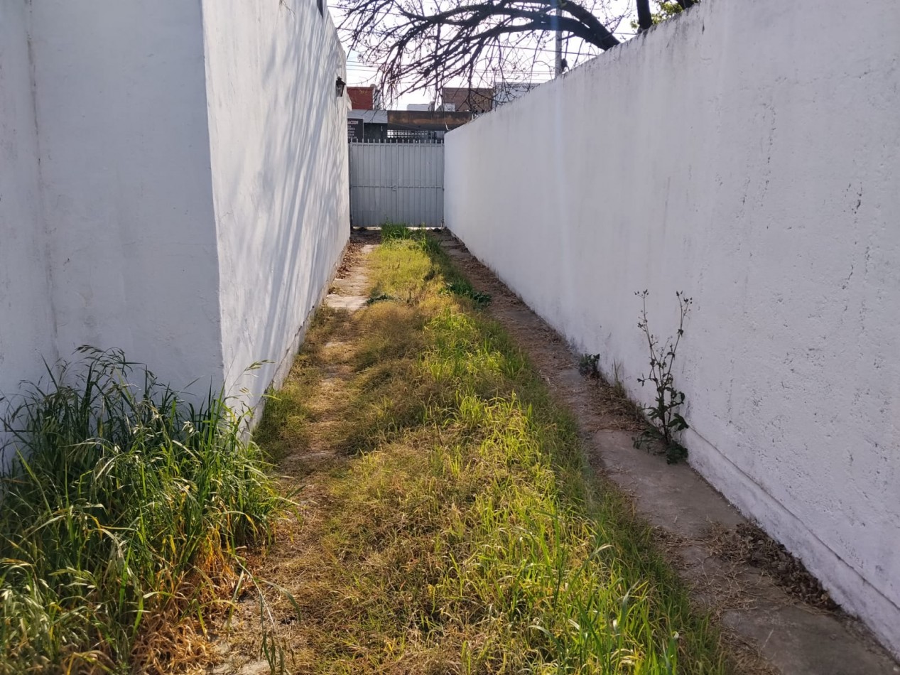 Alberdi, casa interna sobre calle principal del barrio.- 