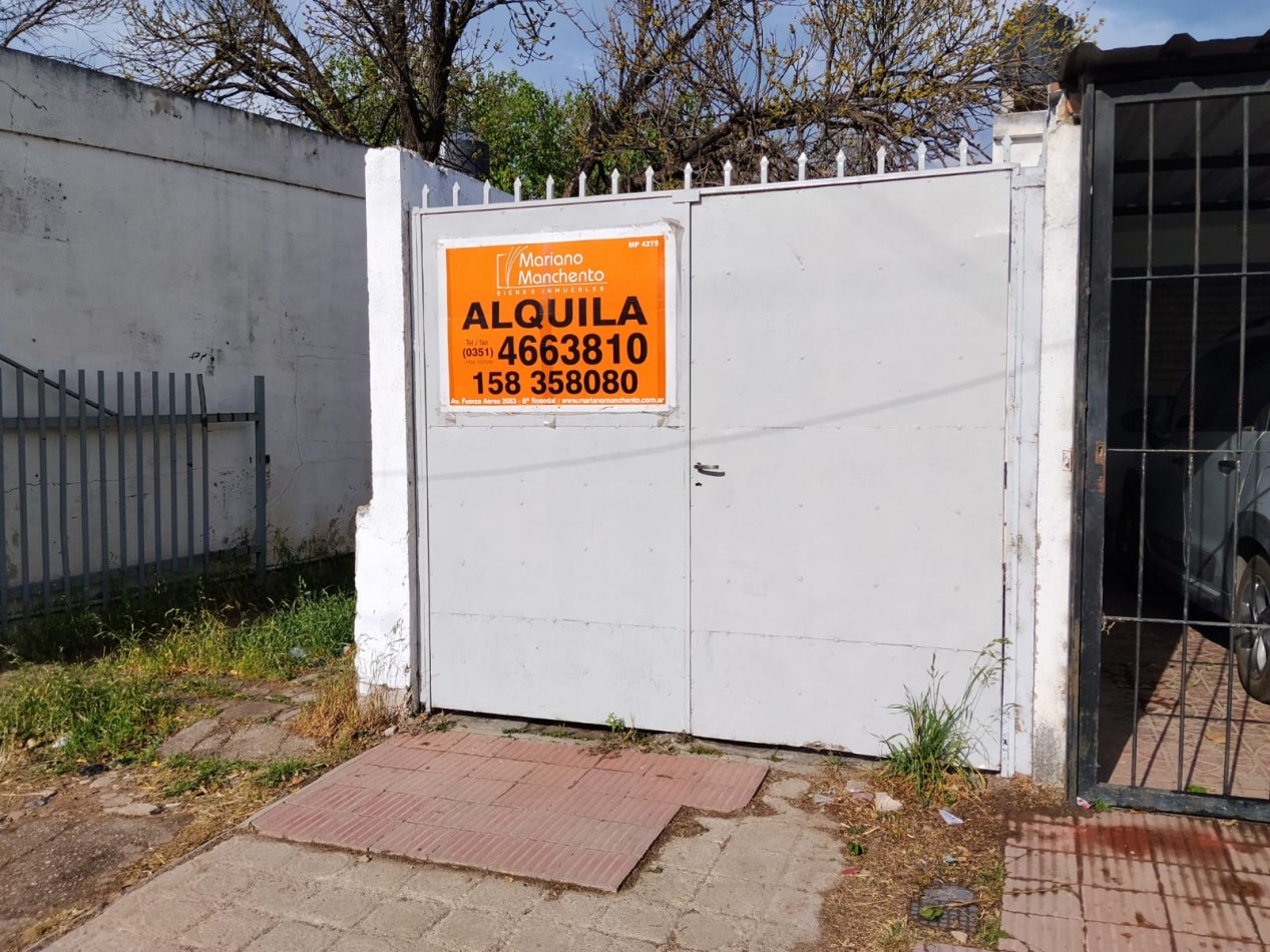 Alberdi, casa interna sobre calle principal del barrio.- 