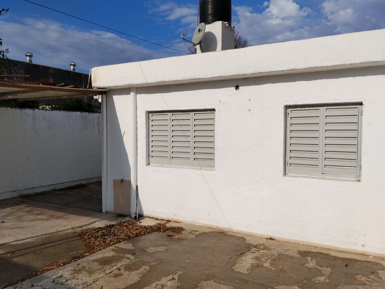 Alberdi, casa interna sobre calle principal del barrio.- 