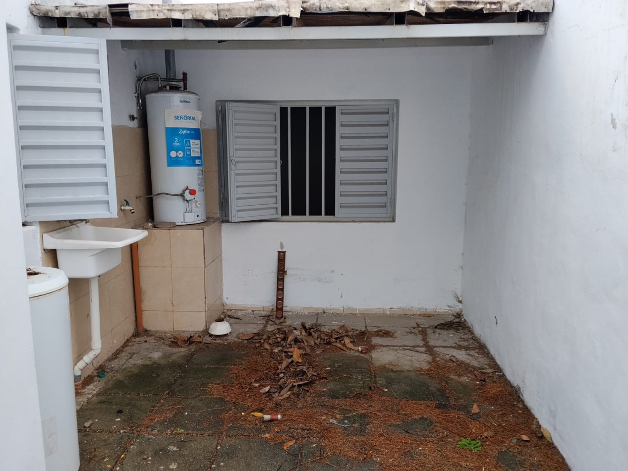 Alberdi, casa interna sobre calle principal del barrio.- 