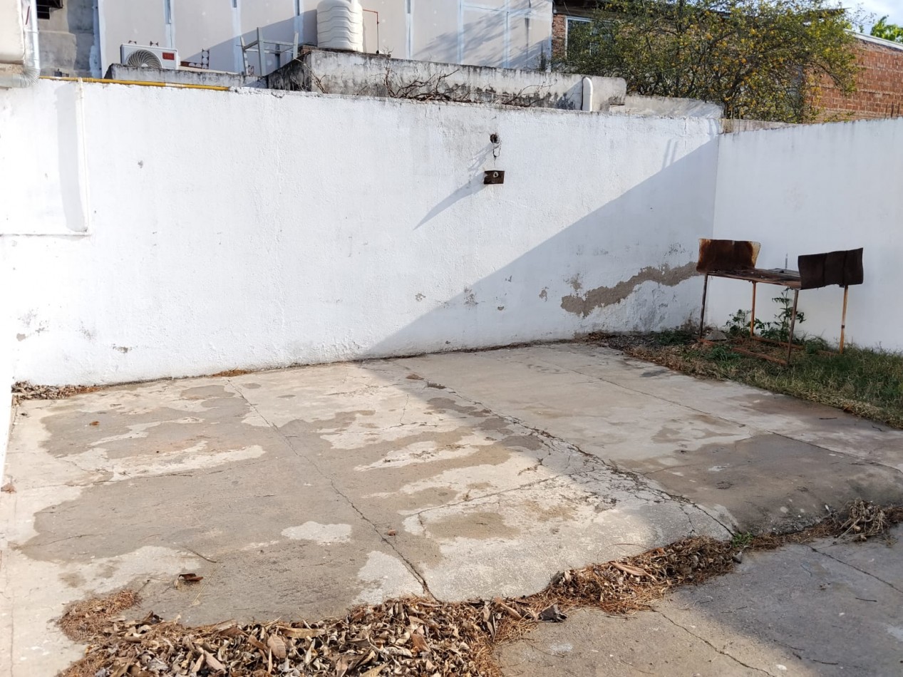 Alberdi, casa interna sobre calle principal del barrio.- 