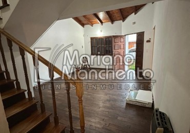 Moderna Casa en Dos Niveles - Venta en Barrio Los Platanos