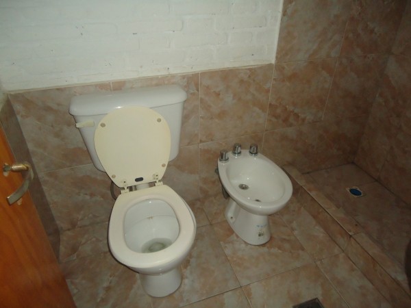 Villa Adela a dos cuadras de ruta 20.- DEPARTAMENTO PLANT ALTA CON INGRESO COMPARTIDO.-