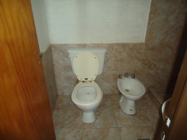 Villa Adela a dos cuadras de ruta 20.- DEPARTAMENTO PLANT ALTA CON INGRESO COMPARTIDO.-