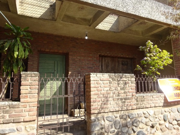 Casa más galpón para la venta Barrio Alto Alberdi. 