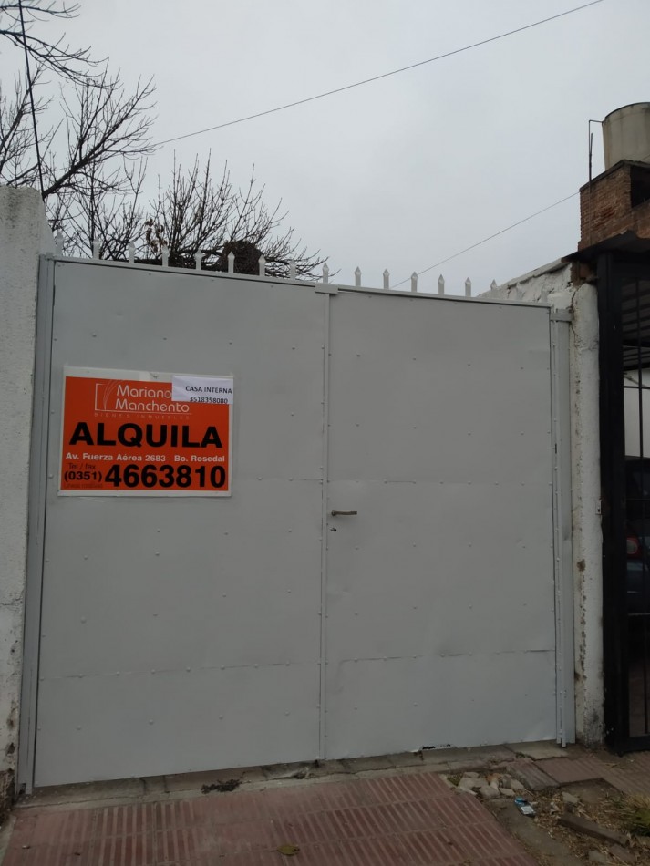 Alberdi, casa interna sobre calle principal del barrio.- 