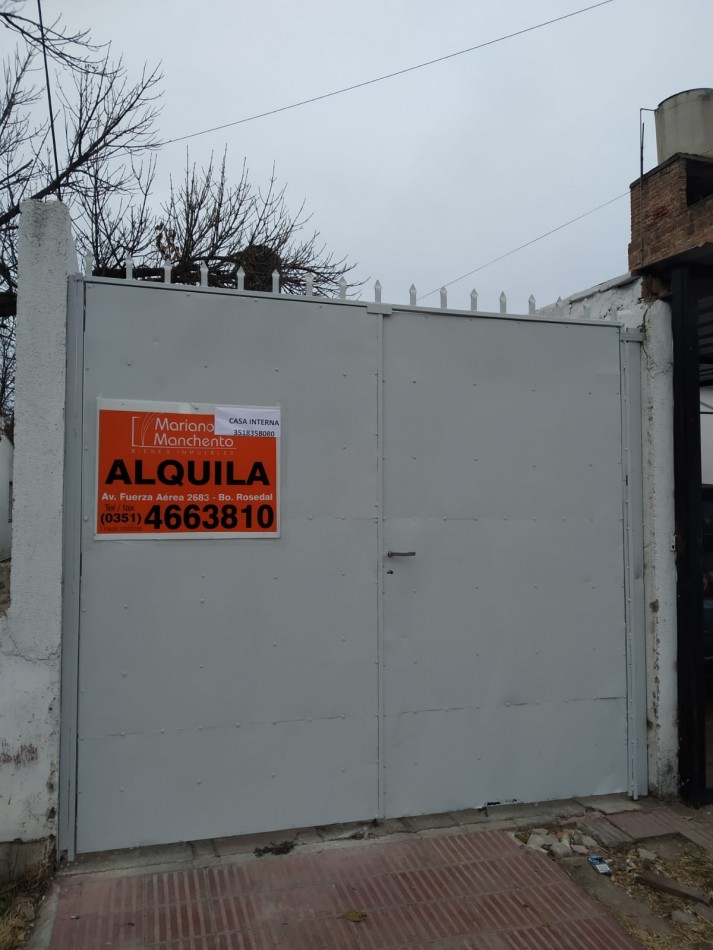 Alberdi, casa interna sobre calle principal del barrio.- 