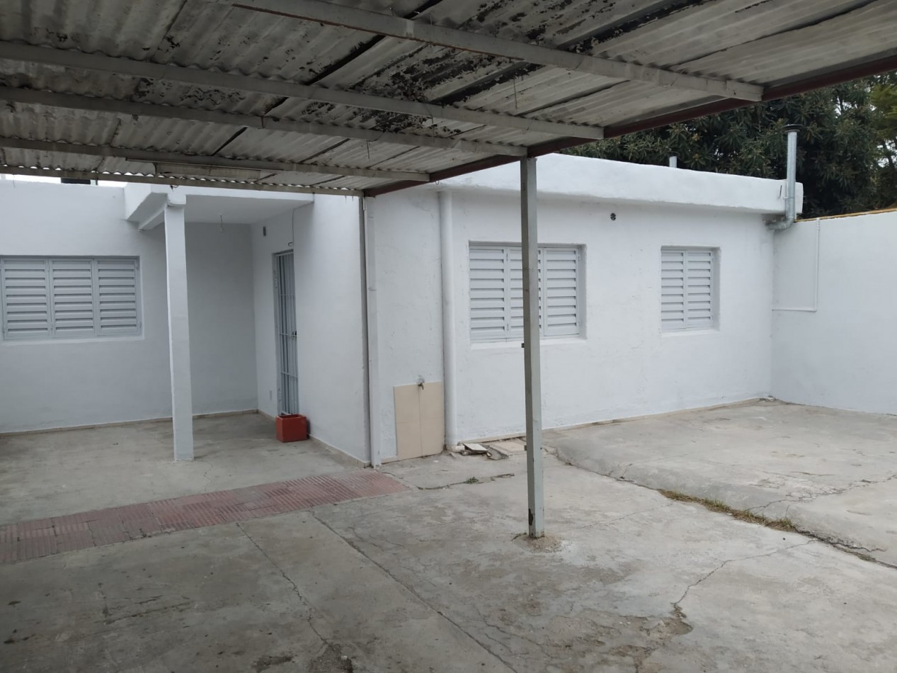 Alberdi, casa interna sobre calle principal del barrio.- 