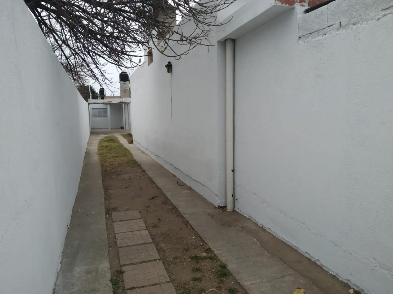 Alberdi, casa interna sobre calle principal del barrio.- 