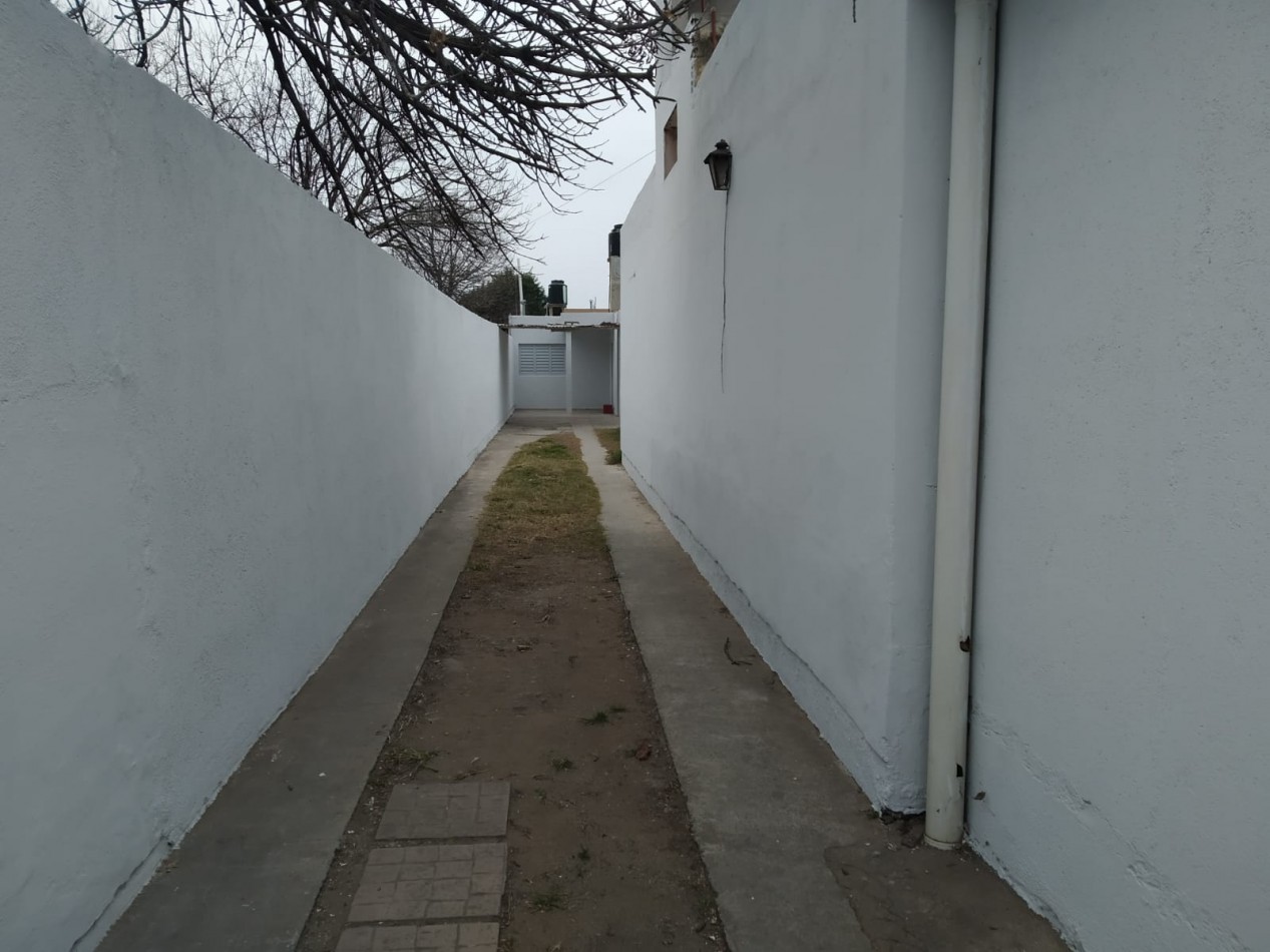 Alberdi, casa interna sobre calle principal del barrio.- 