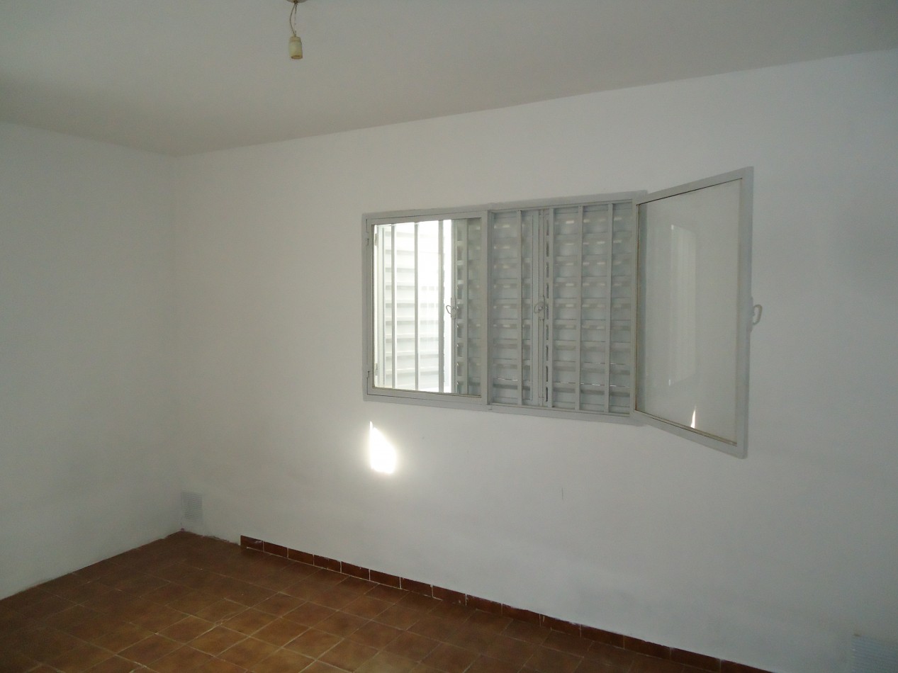 Alberdi, casa interna sobre calle principal del barrio.- 