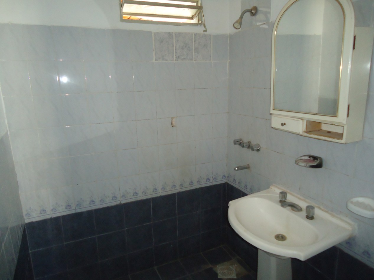 Alberdi, casa interna sobre calle principal del barrio.- 