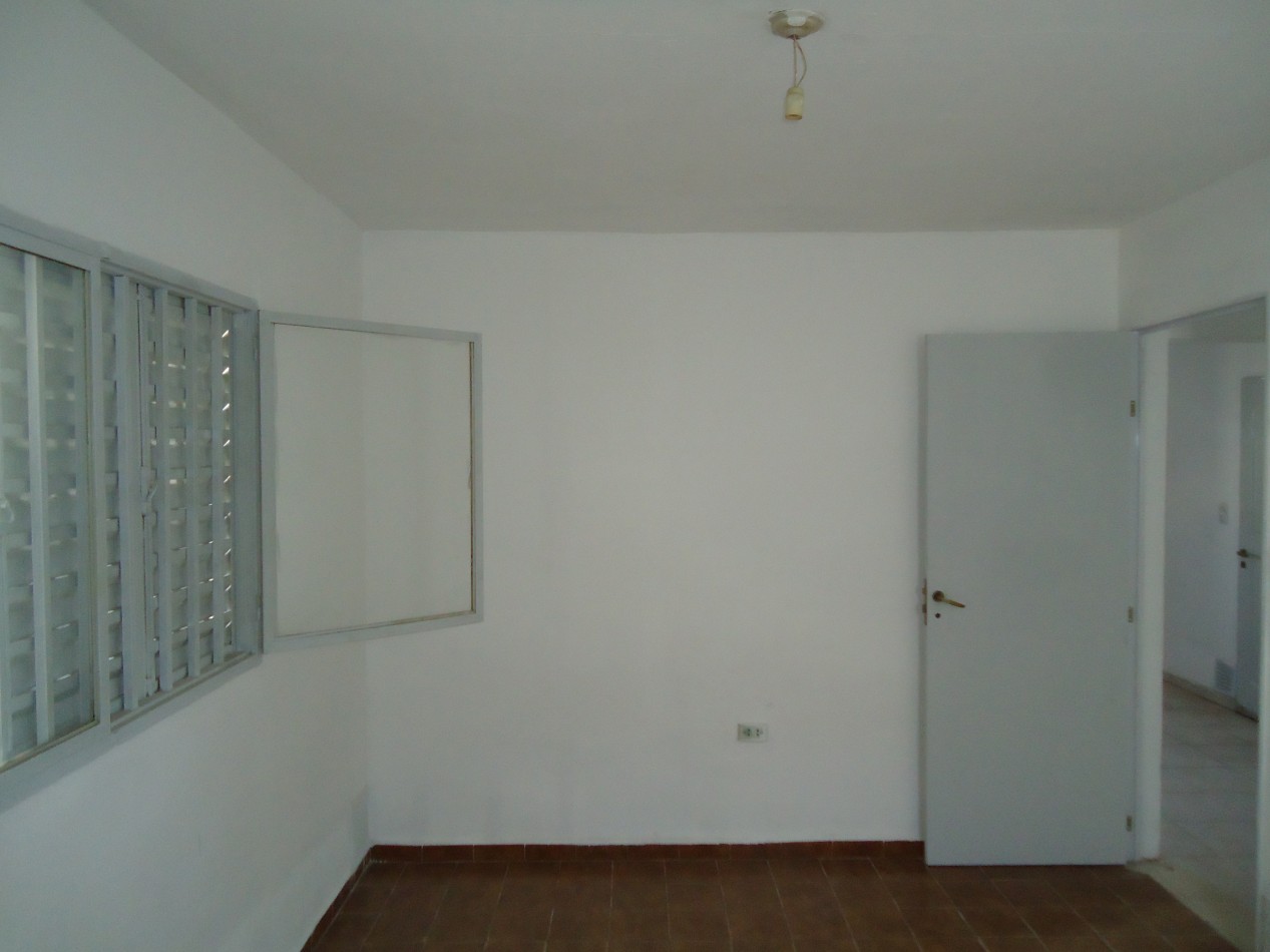 Alberdi, casa interna sobre calle principal del barrio.- 