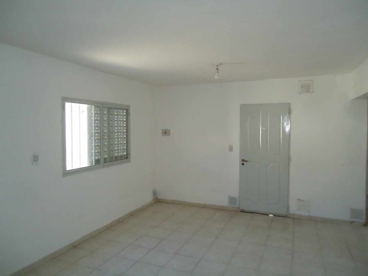 Alberdi, casa interna sobre calle principal del barrio.- 