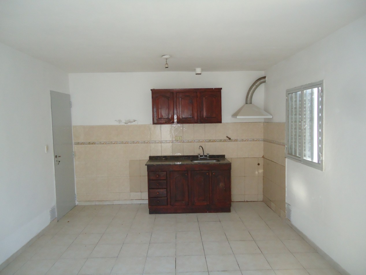 Alberdi, casa interna sobre calle principal del barrio.- 