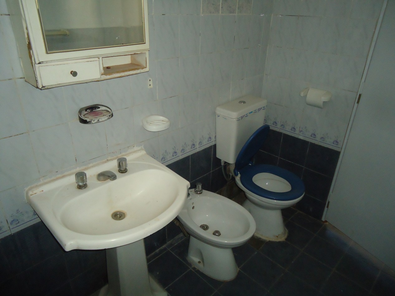 Alberdi, casa interna sobre calle principal del barrio.- 