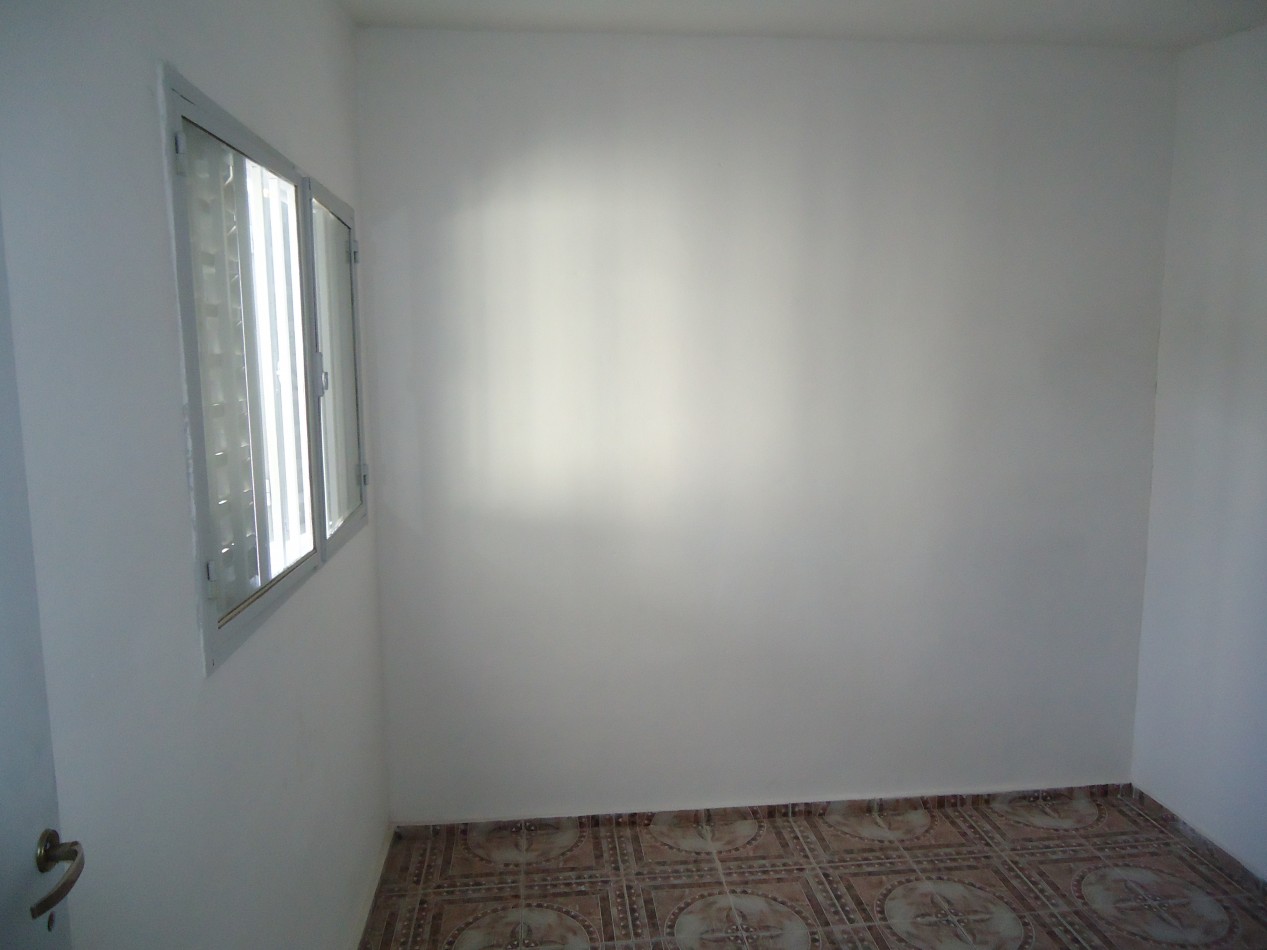 Alberdi, casa interna sobre calle principal del barrio.- 