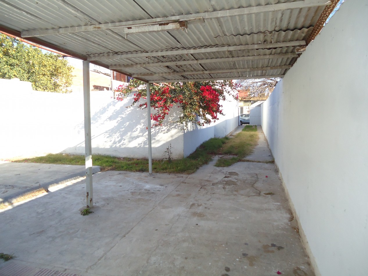 Alberdi, casa interna sobre calle principal del barrio.- 