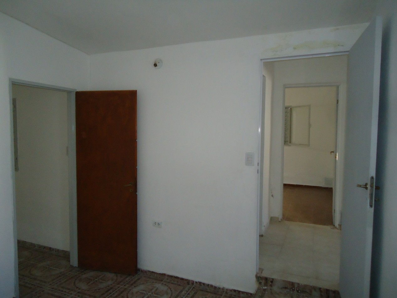 Alberdi, casa interna sobre calle principal del barrio.- 