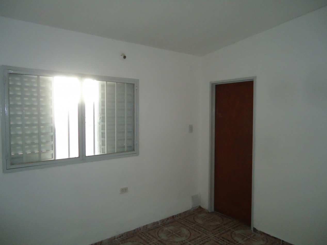 Alberdi, casa interna sobre calle principal del barrio.- 