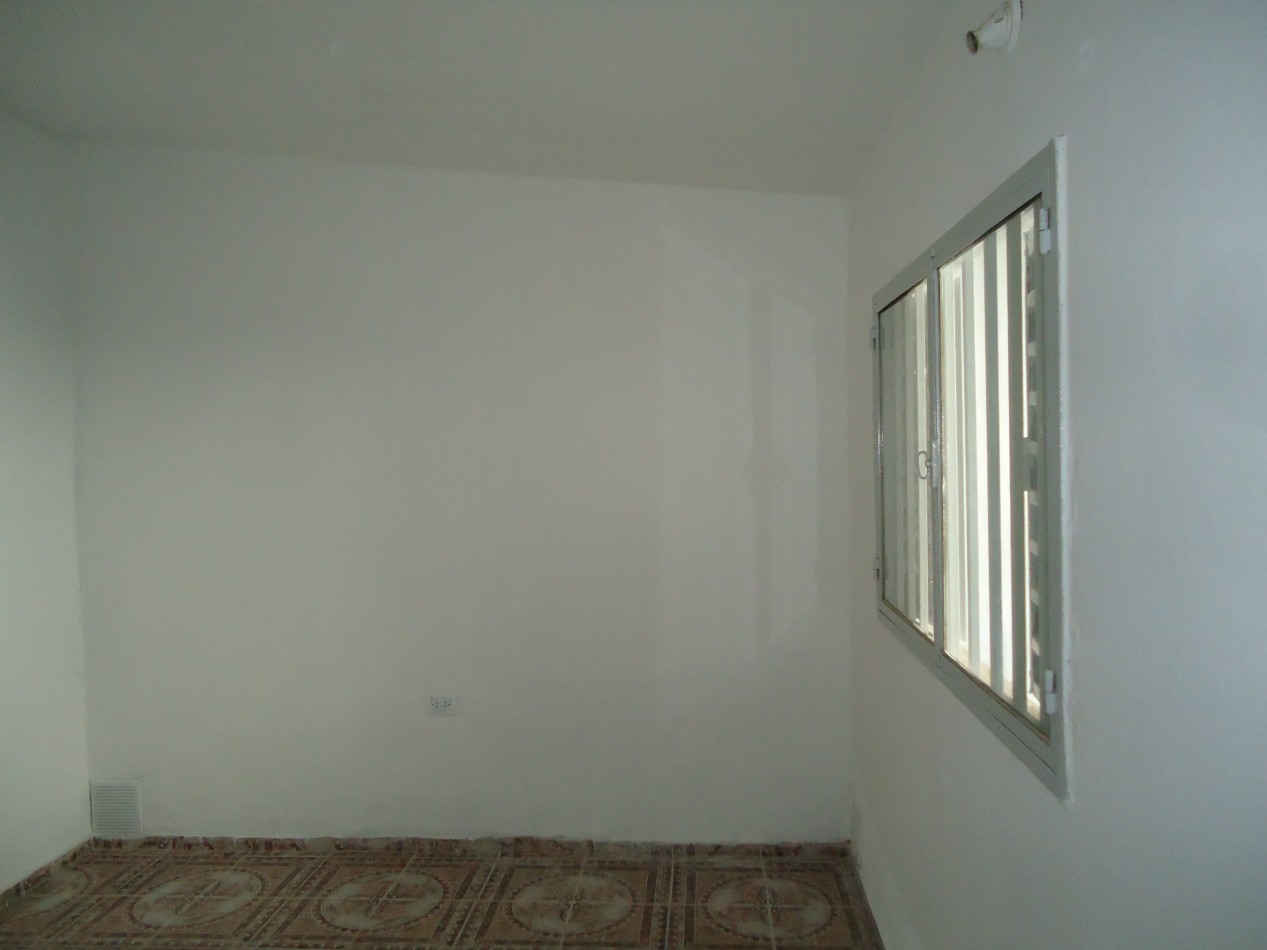 Alberdi, casa interna sobre calle principal del barrio.- 