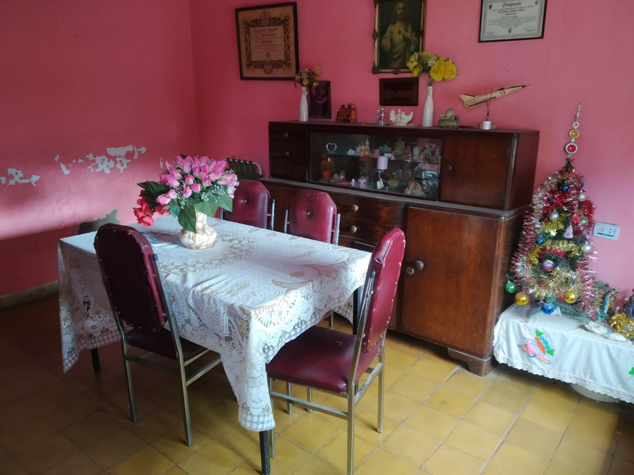 Villa adela SOBRE CALLE PRINCIPAL DEL BARRIO, vivienda a restaurar o demoler (ideal local) .-