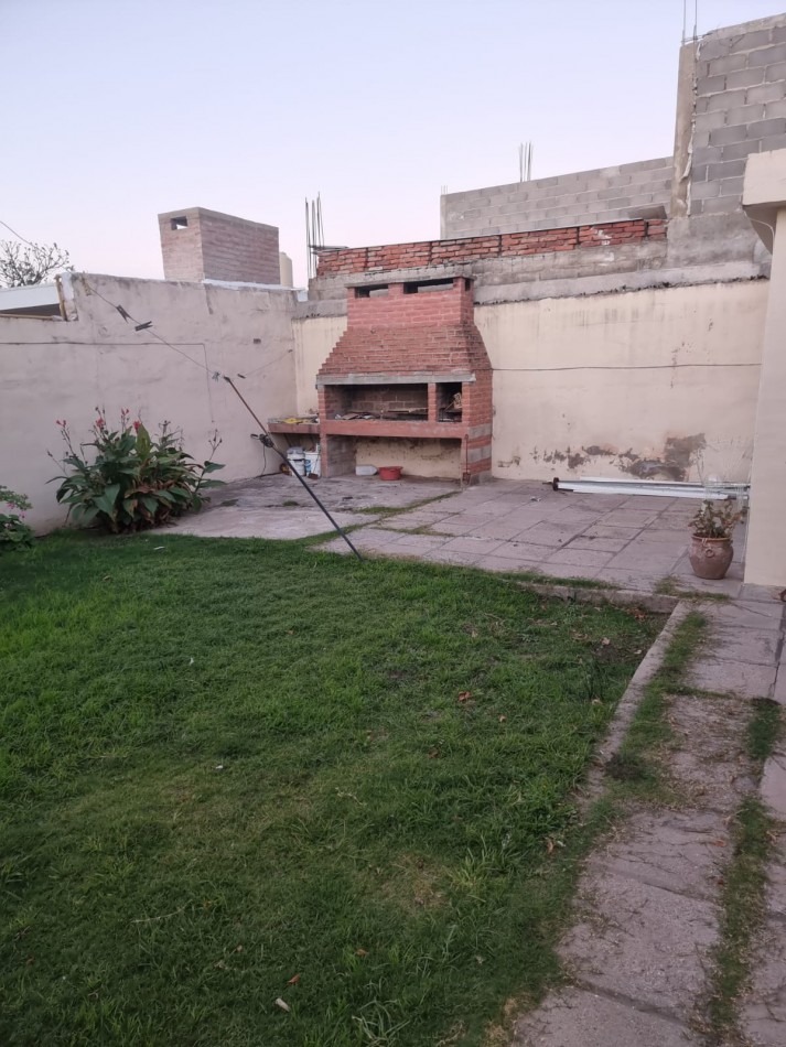 BARRIO SAN RAFAEL, SE VENDE CASA CON LOCAL COMERCIAL