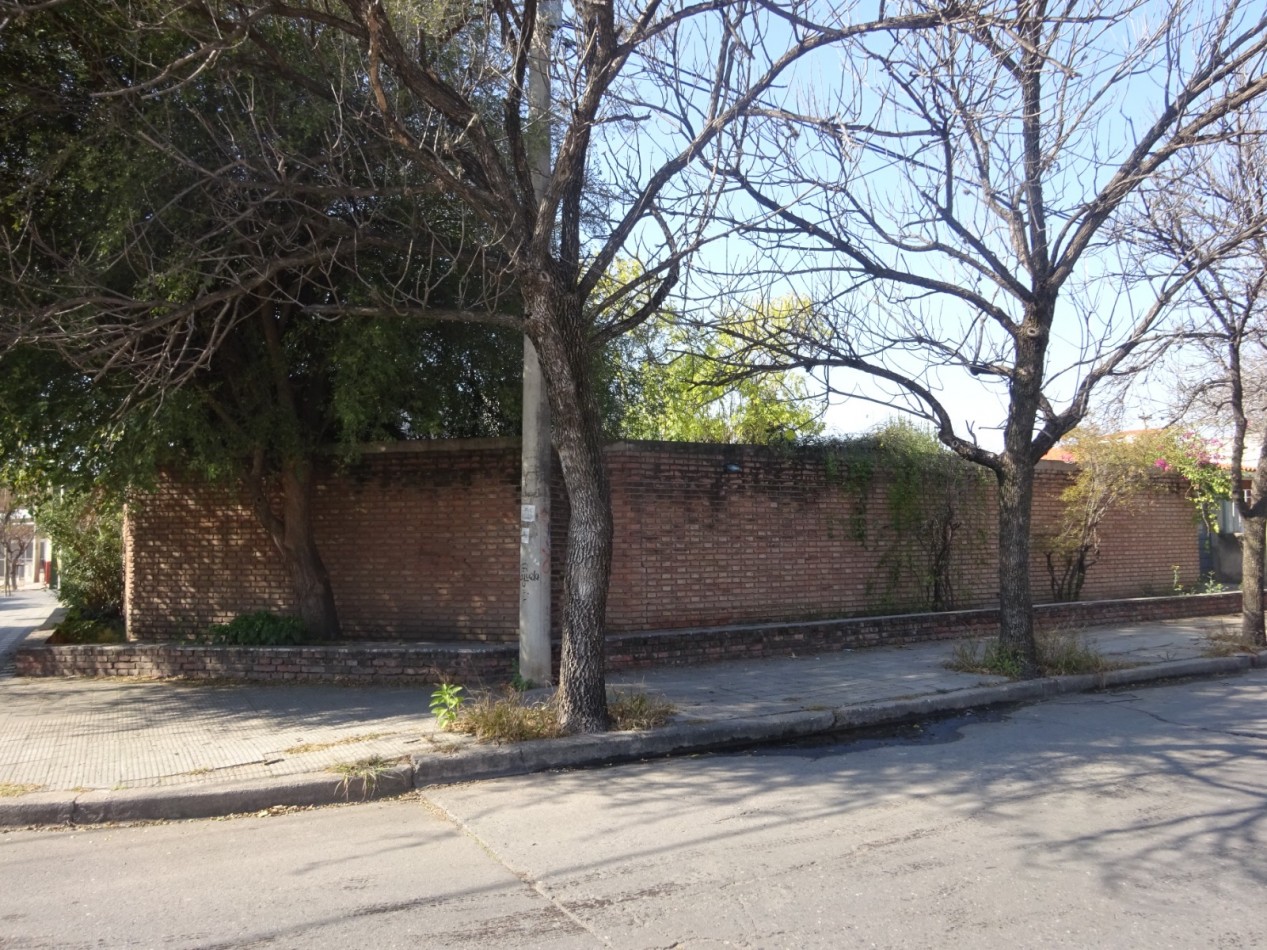 BARRIO PARQUE CAPITAL, EXCELENTE UBICACION SE VENDE TERRENO ESQUINA 