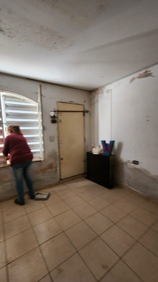 Barrio Villa Adela, se vende dos unidades una habitable y otra para reciclar