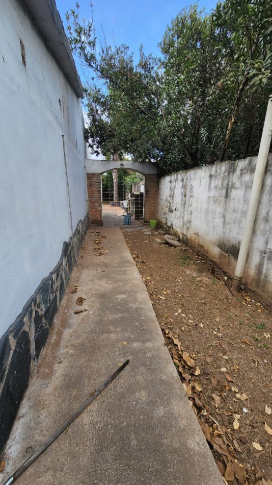 Barrio Villa Adela, se vende dos unidades una habitable y otra para reciclar