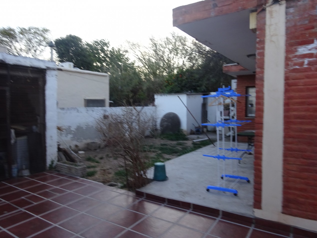 Casa con Departamento en Venta en Barrio Los Platanos: Ideal para Familia o Inversion