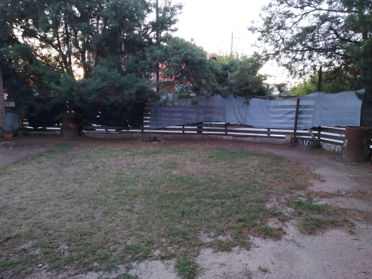 Ameghino norte, vivienda esquina a cuadras de ruta 20.- 