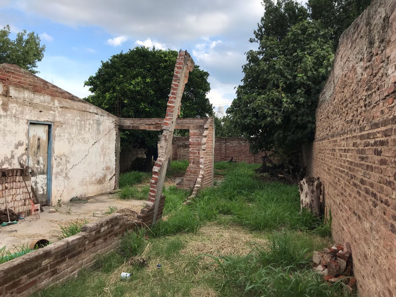 BARRIO VILLA ADELA, SE VENDE TERRENO CON ESTRUCTURA A TERMINAR