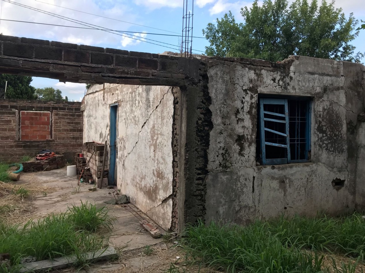 BARRIO VILLA ADELA, SE VENDE TERRENO CON ESTRUCTURA A TERMINAR