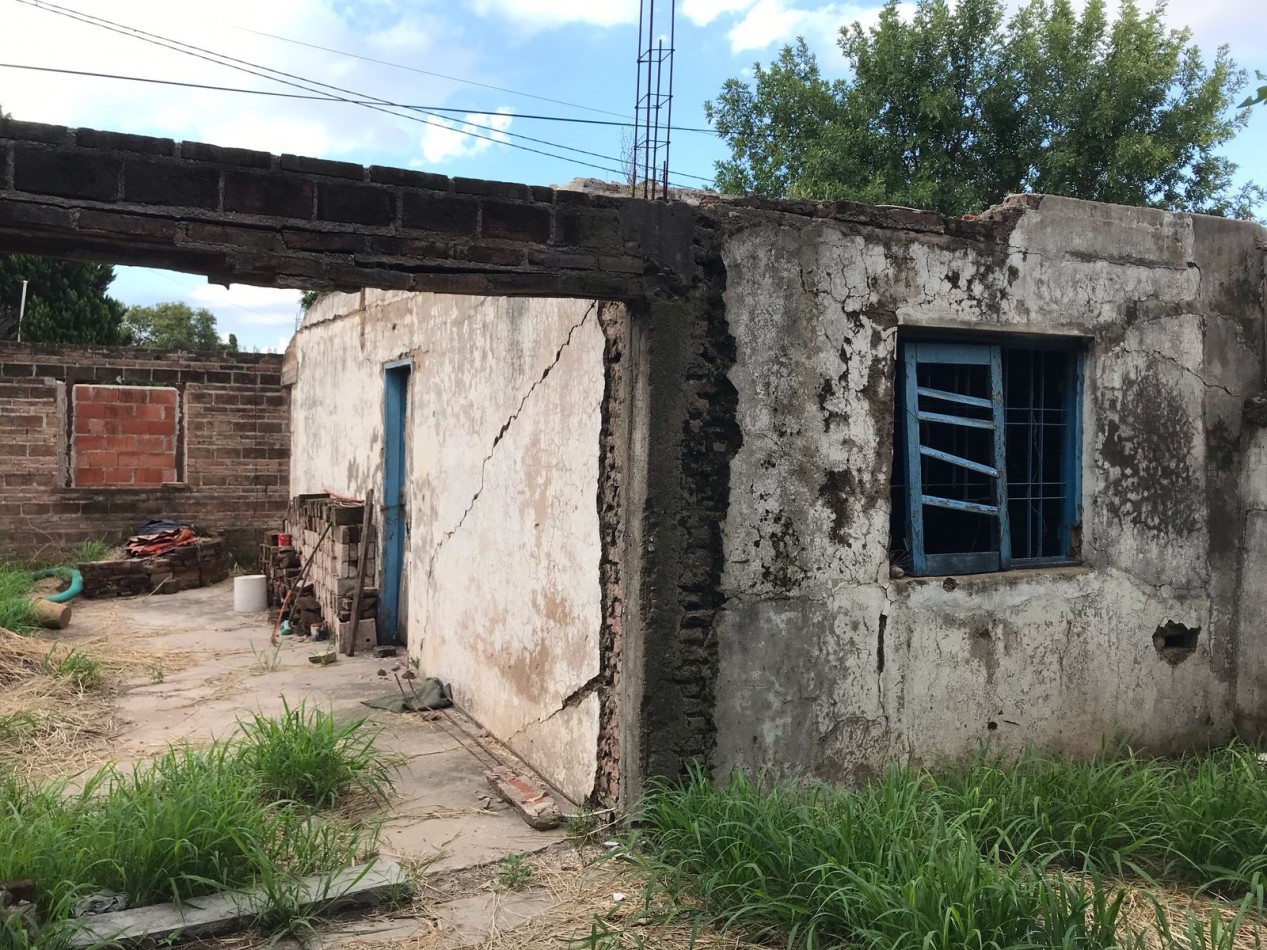 BARRIO VILLA ADELA, SE VENDE TERRENO CON ESTRUCTURA A TERMINAR