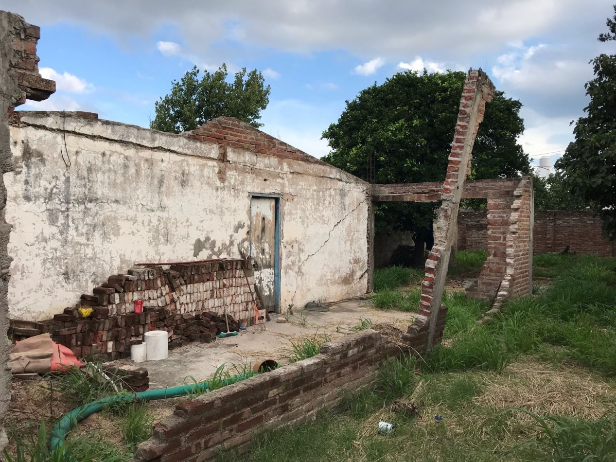 BARRIO VILLA ADELA, SE VENDE TERRENO CON ESTRUCTURA A TERMINAR