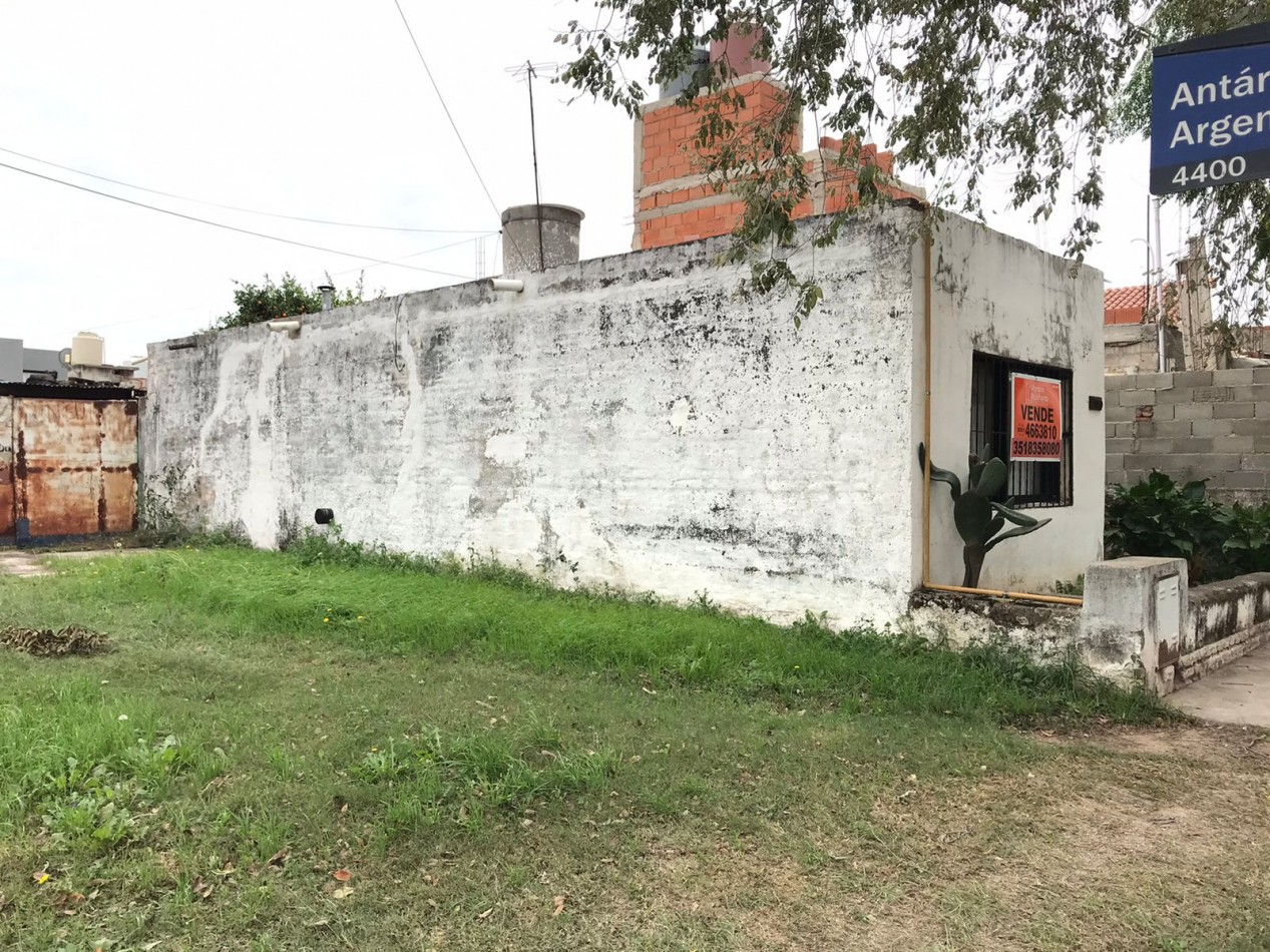 Villa Adela, vivienda esquina, Hermosa zona, sobre calle Roque Arias.- 