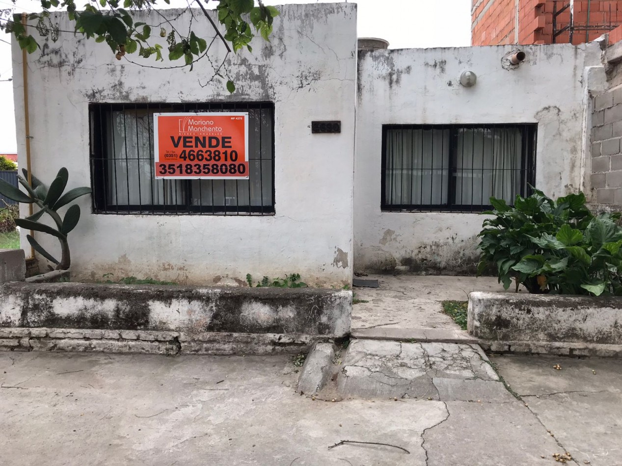 Villa Adela, vivienda esquina, Hermosa zona, sobre calle Roque Arias.- 