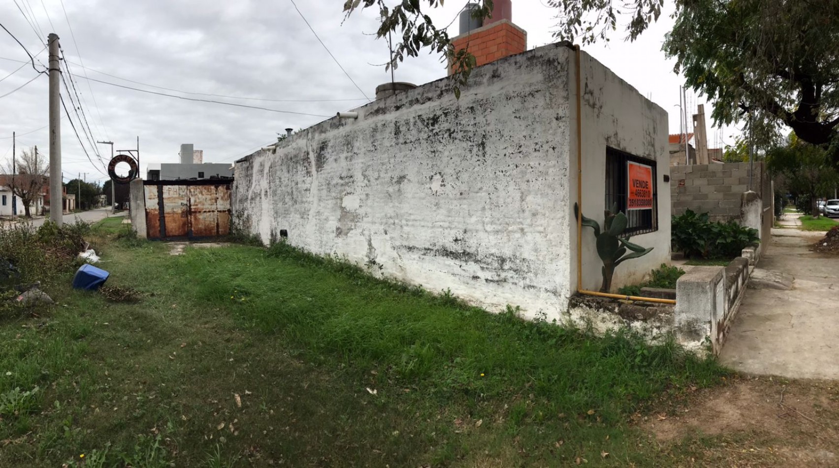 Villa Adela, vivienda esquina, Hermosa zona, sobre calle Roque Arias.- 